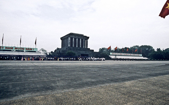 3866_SL_COLOR_AROUND_THE_WORLD_IN_8_MONTHS_APRIL_2000