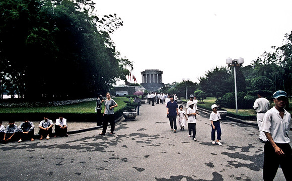 3866_SL_COLOR_AROUND_THE_WORLD_IN_8_MONTHS_APRIL_2000_11