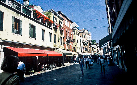 3819_SL_COLOR_AROUND_THE_WORLD_IN_8_MONTHS_APRIL_2000_4