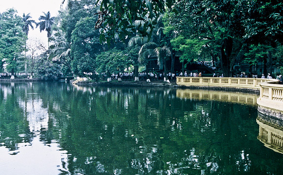 3867_SL_COLOR_AROUND_THE_WORLD_IN_8_MONTHS_APRIL_2000