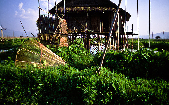 3521_SL_COLOR_AROUND_THE_WORLD_IN_8_MONTHS_APRIL_2000_11