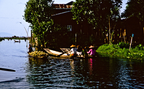3524_SL_COLOR_AROUND_THE_WORLD_IN_8_MONTHS_APRIL_2000_14