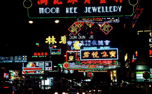 3871_SL_COLOR_AROUND_THE_WORLD_IN_8_MONTHS_APRIL_2000_15