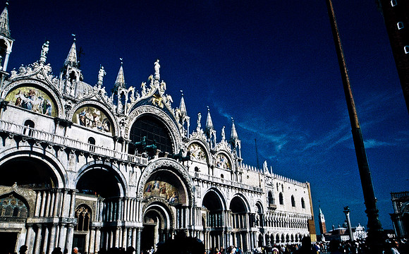3821_SL_COLOR_AROUND_THE_WORLD_IN_8_MONTHS_APRIL_2000_13