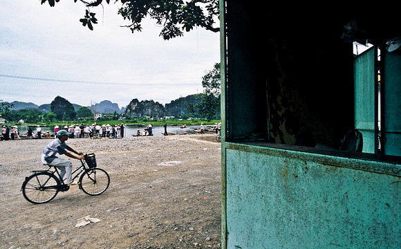 3863_SL_COLOR_AROUND_THE_WORLD_IN_8_MONTHS_APRIL_2000_13