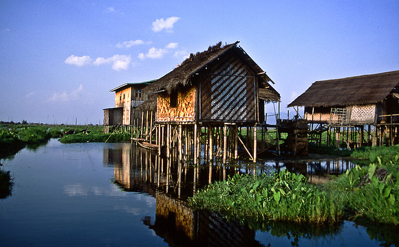 3520_SL_COLOR_AROUND_THE_WORLD_IN_8_MONTHS_APRIL_2000