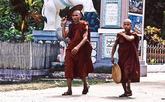 3476_SL_COLOR_AROUND_THE_WORLD_IN_8_MONTHS_APRIL_2000_7