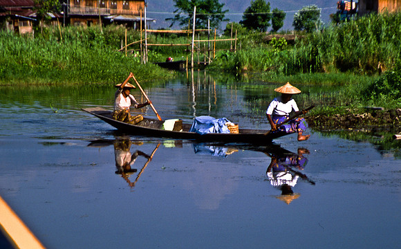 3524_SL_COLOR_AROUND_THE_WORLD_IN_8_MONTHS_APRIL_2000_1