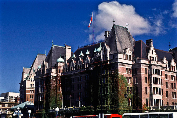 06806_B19_SL_COLOR_VICTORIA_WS_97_07.jpg