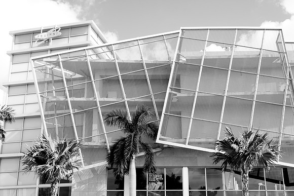 36149_DG_Color_USA_South_Beach_FL_Related_Group_Vice_Roy_BookZV4N3443
