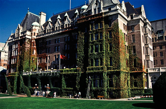 06806_B19_SL_COLOR_VICTORIA_WS_97_13.jpg