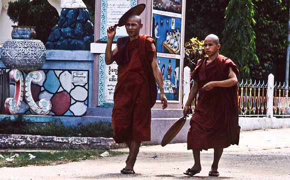 3476_SL_COLOR_AROUND_THE_WORLD_IN_8_MONTHS_APRIL_2000_6