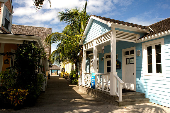 36174_DG_Color_USA_Harbour_Island_Bahamas_Related_GroupZV4N1148