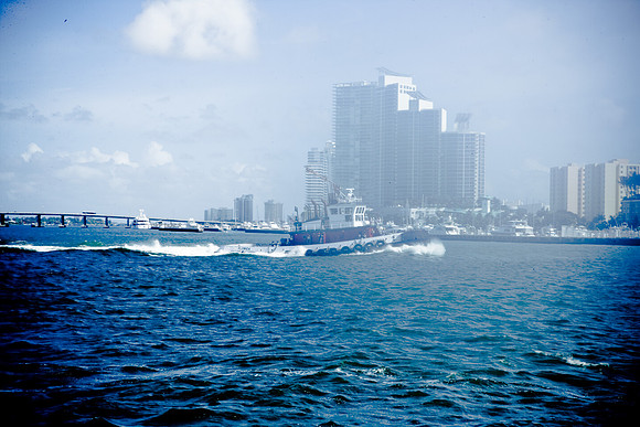 3900_DG_Barge_Tuge_Boat_Miami_FL_2010_ZV4N5939
