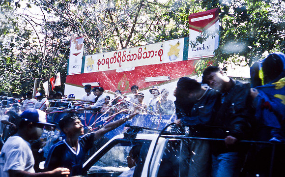 3495_SL_COLOR_AROUND_THE_WORLD_IN_8_MONTHS_APRIL_2000_1