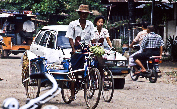 3476_SL_COLOR_AROUND_THE_WORLD_IN_8_MONTHS_APRIL_2000