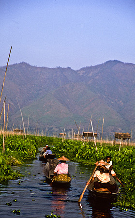 3521_SL_COLOR_AROUND_THE_WORLD_IN_8_MONTHS_APRIL_2000_18