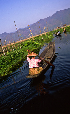 3521_SL_COLOR_AROUND_THE_WORLD_IN_8_MONTHS_APRIL_2000_15