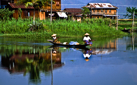 3524_SL_COLOR_AROUND_THE_WORLD_IN_8_MONTHS_APRIL_2000