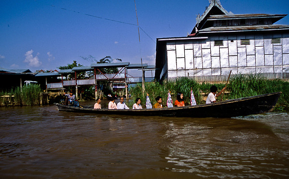 3523_SL_COLOR_AROUND_THE_WORLD_IN_8_MONTHS_APRIL_2000_6