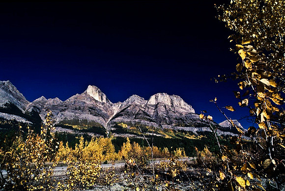 06829_B19_SL_COLOR_MORAINE_LAKE_FROM_BANFF_NAT_PARK_TO_LAKE_LOUISE_YOHO_NAT_PARK_BC_WS_97_13.jpg