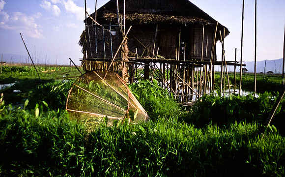 3521_SL_COLOR_AROUND_THE_WORLD_IN_8_MONTHS_APRIL_2000_13