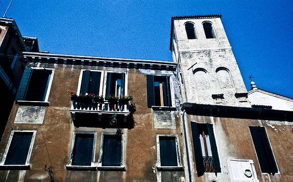 3819_SL_COLOR_AROUND_THE_WORLD_IN_8_MONTHS_APRIL_2000_10