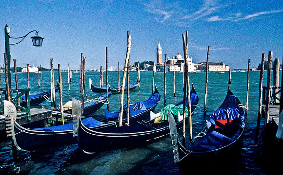 3822_SL_COLOR_AROUND_THE_WORLD_IN_8_MONTHS_APRIL_2000_19