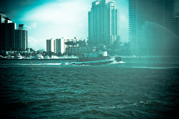 3900_DG_Barge_Tuge_Boat_Miami_FL_2010_ZV4N5941