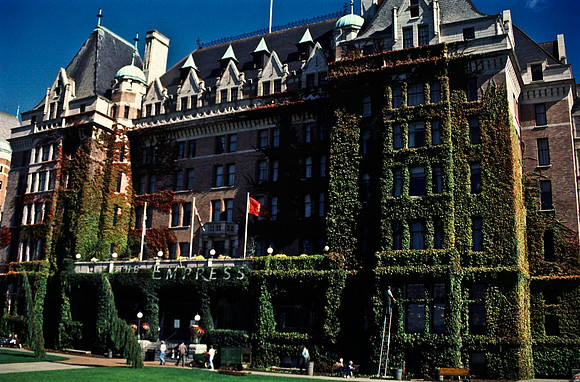 06806_B19_SL_COLOR_VICTORIA_WS_97_14.jpg