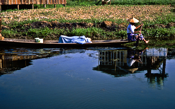 3524_SL_COLOR_AROUND_THE_WORLD_IN_8_MONTHS_APRIL_2000_2