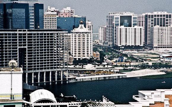 3877_SL_COLOR_AROUND_THE_WORLD_IN_8_MONTHS_APRIL_2000_10