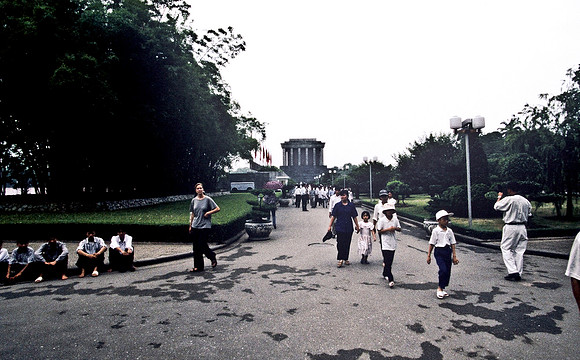 3866_SL_COLOR_AROUND_THE_WORLD_IN_8_MONTHS_APRIL_2000_12