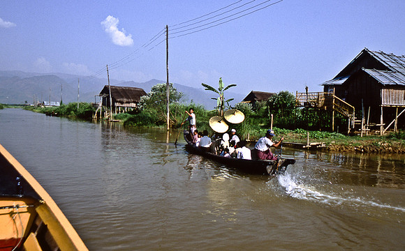 3523_SL_COLOR_AROUND_THE_WORLD_IN_8_MONTHS_APRIL_2000_11