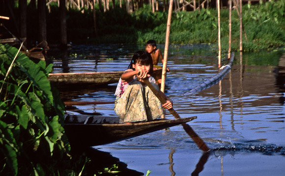 3521_SL_COLOR_AROUND_THE_WORLD_IN_8_MONTHS_APRIL_2000_6