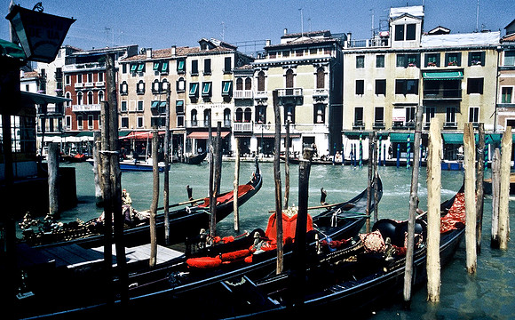 3817_SL_COLOR_AROUND_THE_WORLD_IN_8_MONTHS_APRIL_2000_10