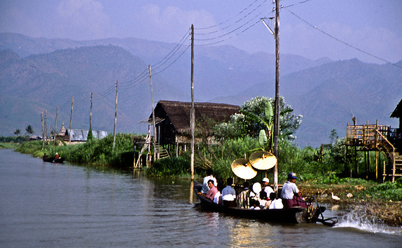 3523_SL_COLOR_AROUND_THE_WORLD_IN_8_MONTHS_APRIL_2000_10