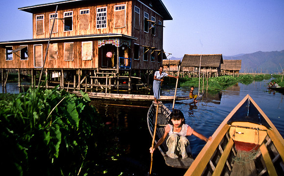 3521_SL_COLOR_AROUND_THE_WORLD_IN_8_MONTHS_APRIL_2000_7