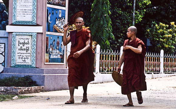3476_SL_COLOR_AROUND_THE_WORLD_IN_8_MONTHS_APRIL_2000_5