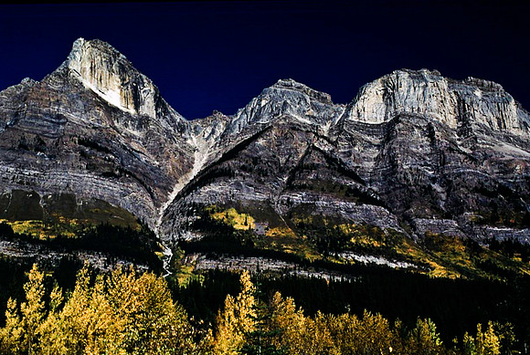 06829_B19_SL_COLOR_MORAINE_LAKE_FROM_BANFF_NAT_PARK_TO_LAKE_LOUISE_YOHO_NAT_PARK_BC_WS_97_17.jpg