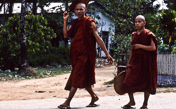 3476_SL_COLOR_AROUND_THE_WORLD_IN_8_MONTHS_APRIL_2000_9