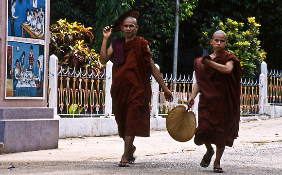 3476_SL_COLOR_AROUND_THE_WORLD_IN_8_MONTHS_APRIL_2000_4