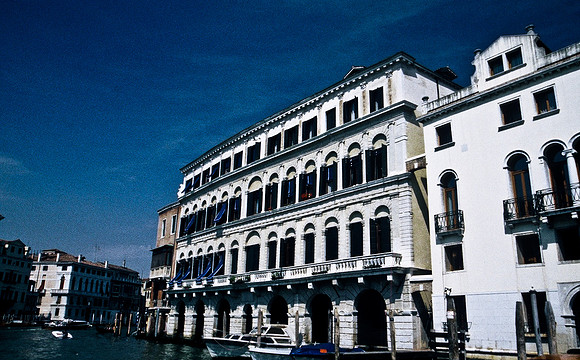 3818_SL_COLOR_AROUND_THE_WORLD_IN_8_MONTHS_APRIL_2000