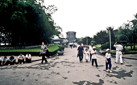 3866_SL_COLOR_AROUND_THE_WORLD_IN_8_MONTHS_APRIL_2000_13