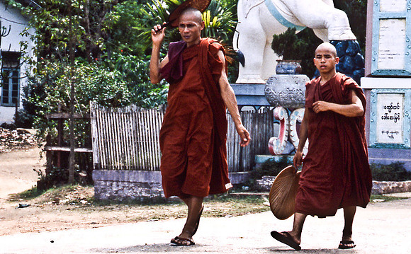 3476_SL_COLOR_AROUND_THE_WORLD_IN_8_MONTHS_APRIL_2000_8