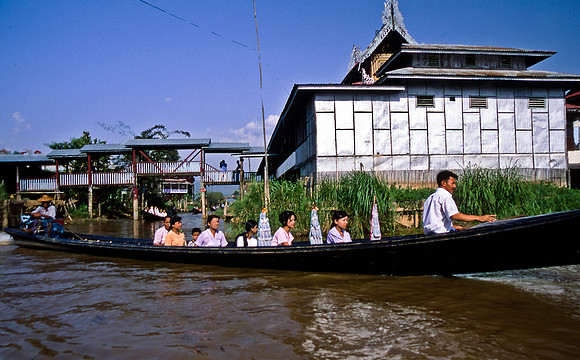 3523_SL_COLOR_AROUND_THE_WORLD_IN_8_MONTHS_APRIL_2000_5