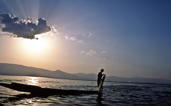 3522_SL_COLOR_AROUND_THE_WORLD_IN_8_MONTHS_APRIL_2000_11