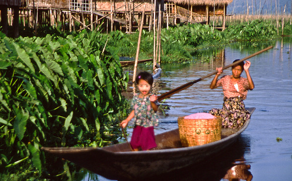 3521_SL_COLOR_AROUND_THE_WORLD_IN_8_MONTHS_APRIL_2000_4