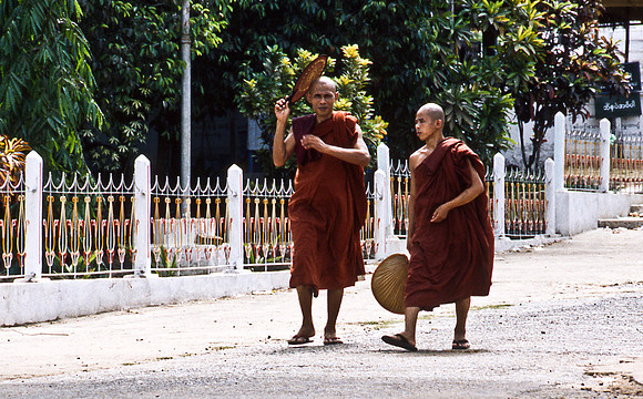 3476_SL_COLOR_AROUND_THE_WORLD_IN_8_MONTHS_APRIL_2000_2