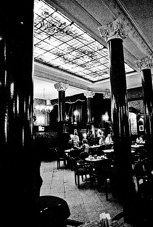 2630_FM_BW_35MM_CAFE_BUENOS_AIRES_ARGENTINA_2004_28